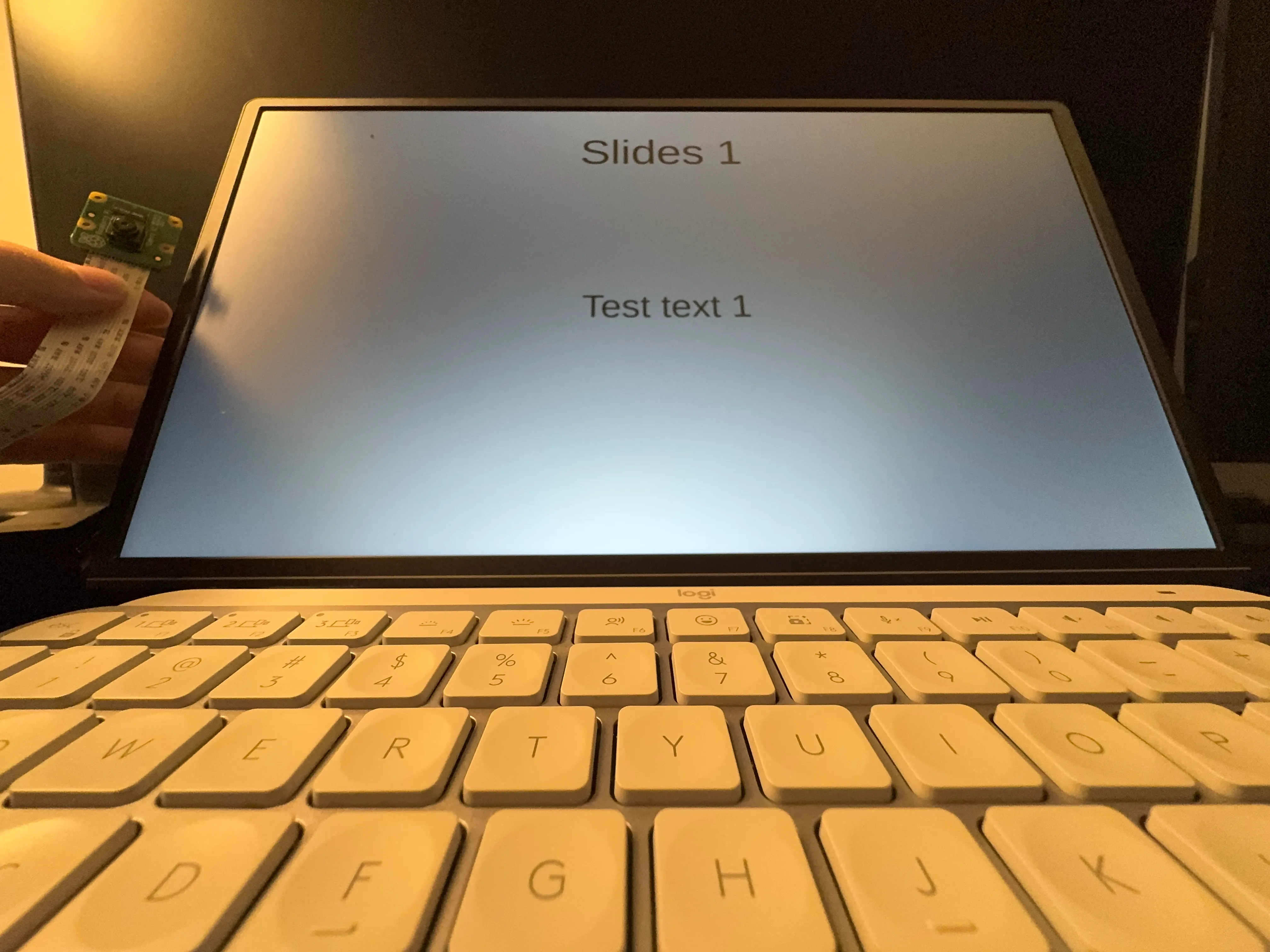 Figure 7. Switching slide pages by hand gestures.